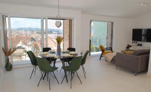 een woonkamer met een tafel, stoelen en een bank bij Villa Nonna in Vodice