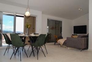 een woonkamer met een tafel, stoelen en een bank bij Villa Nonna in Vodice