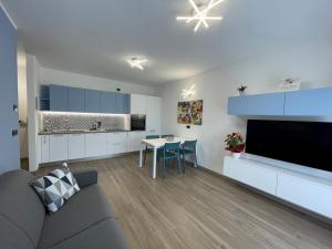 a kitchen and living room with a couch and a table at Appartamento La Baita Case Sondrio Fiume - Affitti Brevi Italia in Sondrio