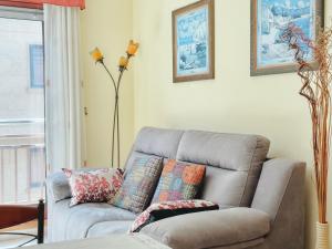 a living room with a couch and a window at Apartamento Florida EME in Sanxenxo