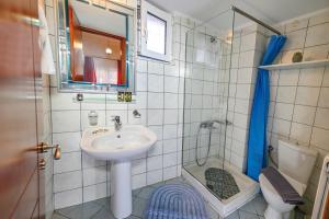 A bathroom at Popi's House
