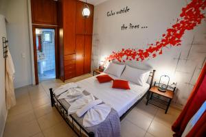 A bed or beds in a room at Popi's House