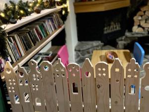 a wooden picket fence in front of a book shelf at Chaty Lesko-Ski in Lesko