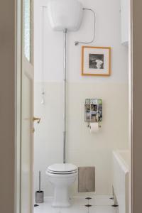 ein weißes Bad mit einem WC und einem Waschbecken in der Unterkunft 22suitedreamer in Split