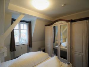 a bedroom with a bed and a window at Villa Balticum, Whg 5 in Zingst