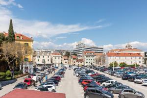 ein Parkplatz voller Autos in einer Stadt in der Unterkunft 22suitedreamer in Split