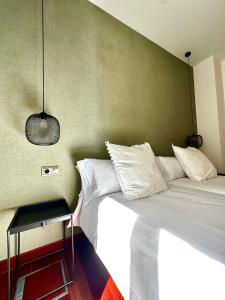 マラガにあるLa Casa de la Alamedaのベッド2台が隣同士に設置された部屋です。