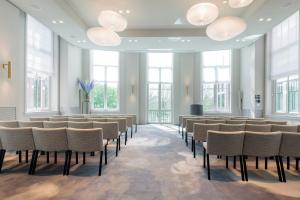 アムステルダムにあるPillows Grand Boutique Hotel Maurits at the Park - Small Luxury Hotelsの窓のある部屋の椅子の列