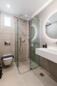 uma casa de banho com um chuveiro, um WC e um lavatório. em Bianco Mare Studios-Apartments em Kalivia Poligirou