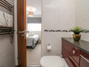 łazienka z toaletą i sypialnia w obiekcie Holme Fell w mieście Coniston