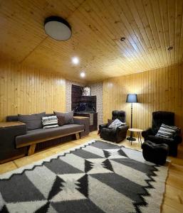 a living room with a couch and two chairs at Sheshory Chalet in Sheshory