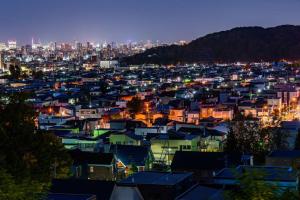 Linna Sapporo üldine vaade või majutusasutusest 札幌西野夢幻夜景附庭院 Sapporo Night View House pildistatud vaade