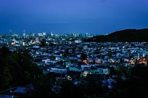 Linna Sapporo üldine vaade või majutusasutusest 札幌西野夢幻夜景附庭院 Sapporo Night View House pildistatud vaade