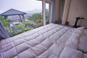 Voodi või voodid majutusasutuse 札幌西野夢幻夜景附庭院 Sapporo Night View House toas
