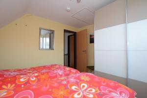 1 dormitorio con 1 cama con manta roja en Nordseewelle, en Borkum