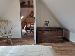sypialnia z łóżkiem i drewnianą komodą w obiekcie Gîte les 4 sabots de la Baie w mieście Bourseville