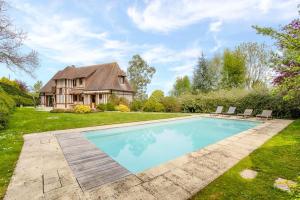 une maison avec piscine et une maison dans l'établissement Home Suite Home avec Piscine centre Deauville 5BR/10P, à Deauville