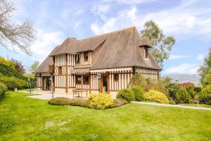 une grande maison avec un toit en gambrel dans l'établissement Home Suite Home avec Piscine centre Deauville 5BR/10P, à Deauville