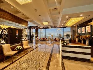 Jeddah Homes Boutique Hotel في عمّان: لوبي فندق فيه كراسي ونافذة كبيرة