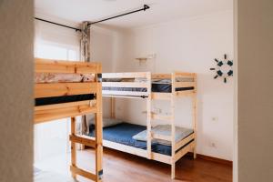 sypialnia z 2 łóżkami piętrowymi w pokoju w obiekcie Endless Summer Vibes w Adeje