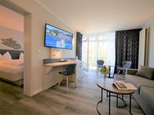 TV a/nebo společenská místnost v ubytování R&R Hotel Strandallee