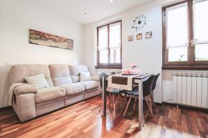 a living room with a couch and a table at Appartamento Angelina in Menaggio