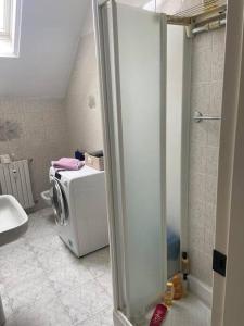 una cucina con lavatrice in bagno di La casa di Giada a Peschiera Borromeo