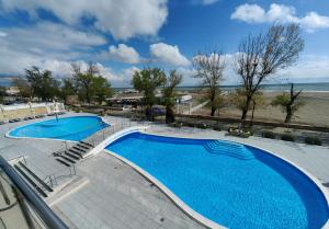 Bazén v ubytování Bavaria Blu Hotel and Conference Centre nebo v jeho okolí