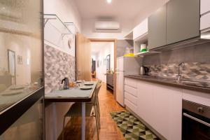 A cozinha ou cozinha compacta de Casa dei Fiori Colorful Apt near the station