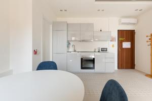Kuchnia lub aneks kuchenny w obiekcie Milano Renovated Studio APTS