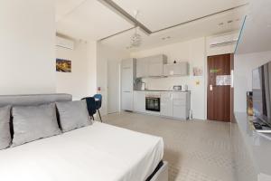 Kuchnia lub aneks kuchenny w obiekcie Milano Renovated Studio APTS