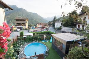 - Vistas a un complejo con piscina en 2 bedrooms appartement with shared pool enclosed garden and wifi at Villa nabian, en Challand Saint Victor