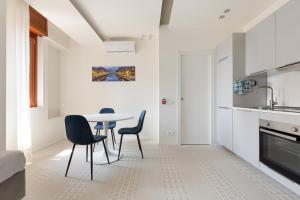 Kuchnia lub aneks kuchenny w obiekcie Milano Renovated Studio APTS