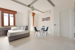 sypialnia z łóżkiem, stołem i krzesłami w obiekcie Milano Renovated Studio APTS w Mediolanie