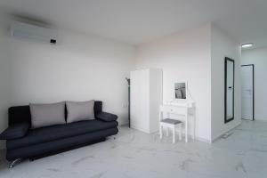 uma sala de estar com um sofá preto e uma mesa em Noa East Residence em Novalja