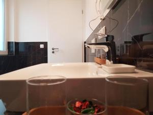 lavamanos en el baño con plato de comida en una mesa en Hotel Emiliana am Bahnhof en Frankfurt