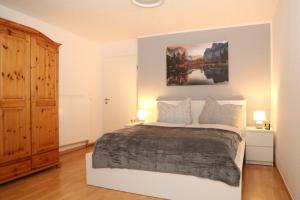 sypialnia z łóżkiem i obrazem na ścianie w obiekcie Ferienwohnung Vogler w mieście Herscheid