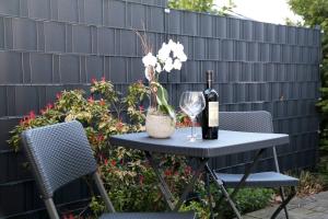 una mesa con una botella de vino y una copa en Ferienwohnung Vogler en Herscheid