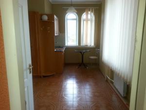 a hallway with a table and a kitchen with a window at Apartment in Zentrum Skandi in Vinnytsya +186 photos