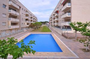 una piscina vacía en medio de un edificio de apartamentos en Santa Clotilde, en Lloret de Mar