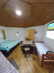 Cette chambre comprend 2 lits et une table. dans l'établissement Petkovic Apartmani 1, à Tivat