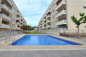 una piscina en medio de un edificio en Santa Clotilde en Lloret de Mar