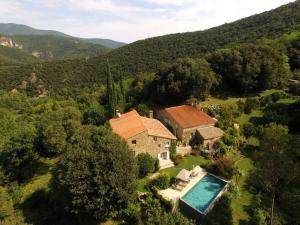 - une vue aérienne sur une maison avec une piscine dans l'établissement 15th Century Catalan Farmhouse with pool, à Arles-sur-Tech