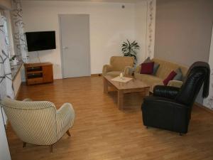 a living room with a couch and chairs and a table at Ferienwohnung Christel in Schmallenberg