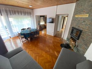 ein Wohnzimmer mit einem Tisch und einem Kamin in der Unterkunft Apartma Magnolija in Nova Gorica