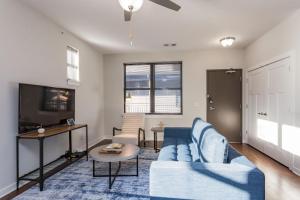 Posezení v ubytování CozySuites Music Row Spacious 1BR with free parking 60