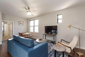 TV a/nebo společenská místnost v ubytování CozySuites Music Row Spacious 1BR with free parking 60