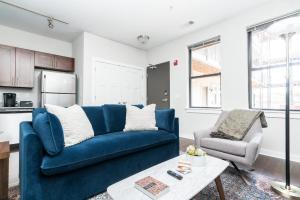 Kuchyň nebo kuchyňský kout v ubytování CozySuites Music Row Elegant 1BR w free parking #06