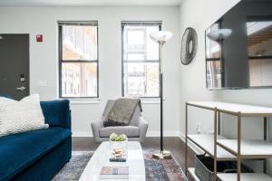 Posezení v ubytování CozySuites Music Row Elegant 1BR w free parking #06