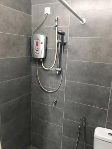 La salle de bains est pourvue d'une cabine de douche et de toilettes. dans l'établissement Netflix Largest Studio @ Empire Damansara, à Petaling Jaya